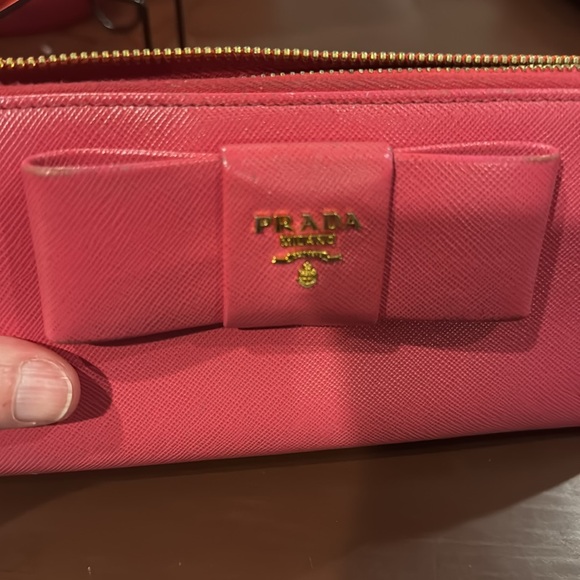 Beautiful Prada Safiano Long wallet. This wallet is in excellent condition. - Picture 7 of 7